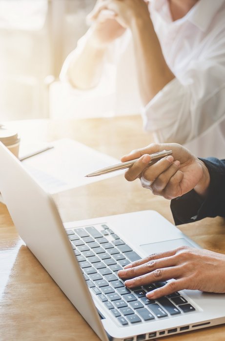 Beratungssituation mit Laptop