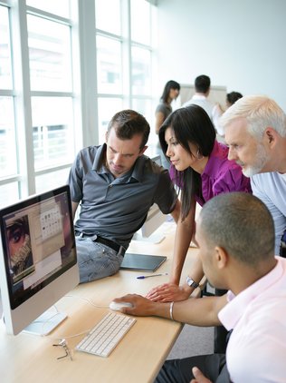 Gruppe Erwachsener in Lernsituation